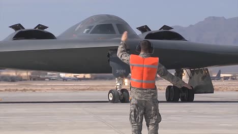 Ein-B2-Spirit-Stealth-Taxis-Auf-Der-Whiteman-Air-Force-Base