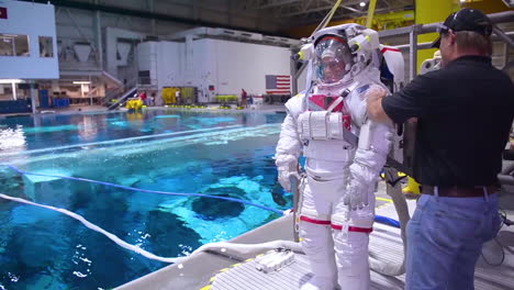 Un-Astronauta-Se-Sumerge-En-Una-Piscina-Especial-Para-Entrenar-Que-Simula-Trabajar-En-Gravedad-Cero