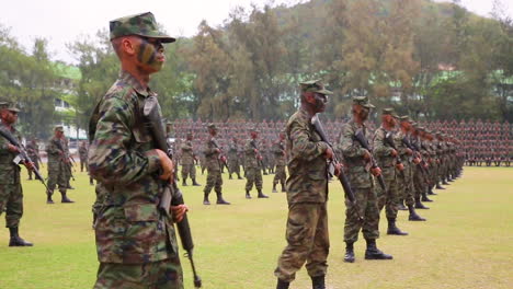 Die-Königlichen-Thailändischen-Marines-Führen-Gewehrübungen-Durch