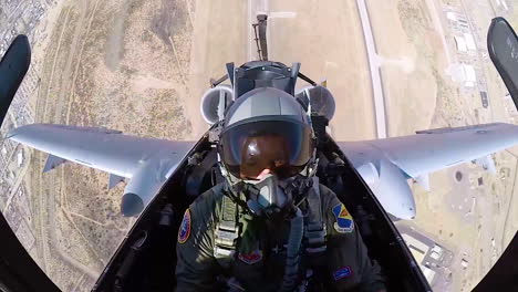 Aufnahmen-Aus-Dem-Cockpit-Zeigen-Einen-Usaf-Piloten,-Der-Ein-Vertikales-540-Manöver-Durchführt