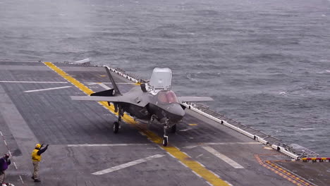 Ein-F35b-Lightning-Ii-Flugzeug-Landet-Auf-Der-Uss-Wasp