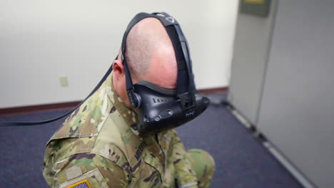 Un-Soldado-Usa-Equipo-De-Realidad-Virtual-Para-Entrenar