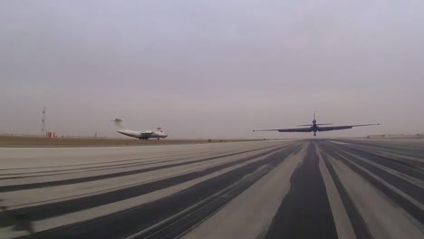 Ein-U2-Drachendame-Flugzeug-Landet-Auf-Einem-Luftwaffenstützpunkt