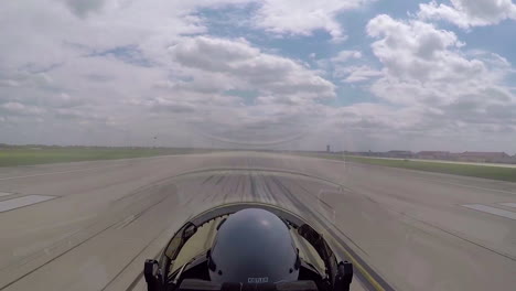 Una-Cámara-Colocada-Encima-Y-Detrás-Del-Piloto-En-La-Cabina-De-Un-T38c-Muestra-La-Vista-Cuando-El-Avión-Despega-De-Una-Base-De-La-Fuerza-Aérea