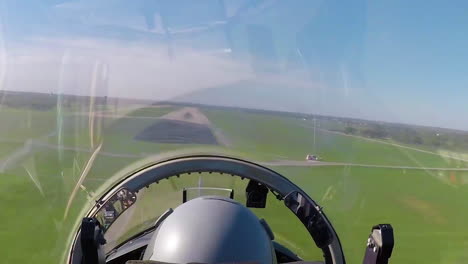 Eine-Kamera-über-Und-Hinter-Dem-Piloten-Im-Cockpit-Einer-T38c-Zeigt-Die-Aussicht,-Wie-Das-Flugzeug-über-San-Antonio-Fliegt-Und-Landet