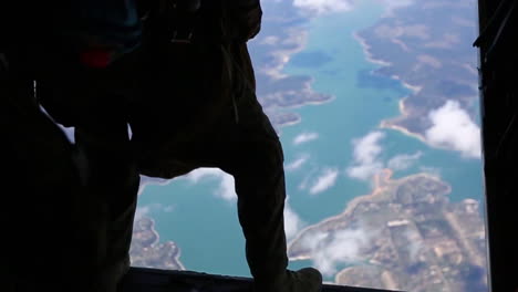 Us-Reconnaissance-Marines-Conduct-Free-Fall-Parachute-Jump-Training