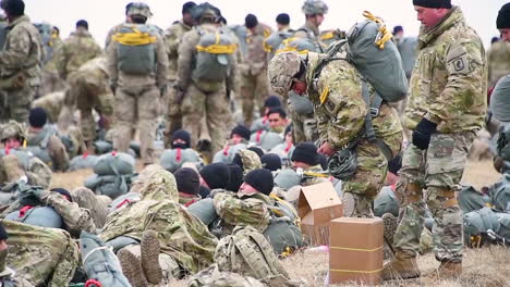 Los-Paracaidistas-Del-Ejército-Estadounidense-De-La-173a-Brigada-Aerotransportada-Realizar-Caídas-En-Paracaídas-En-El-área-De-Entrenamiento-De-Grafenwoehr-En-Alemania