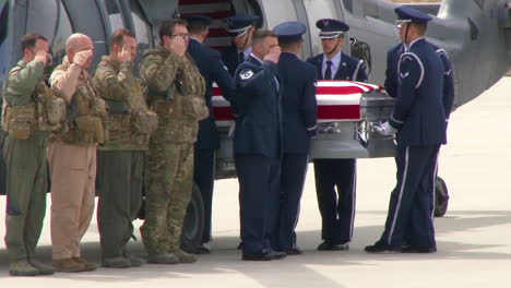 Aviadores-De-La-Usaf-Llevan-El-Ataúd-Del-Sargento-Mayor-Christopher-J-Raguso-De-Un-Avión-En-La-Base-De-La-Guardia-Nacional-Aérea-Fs-Gabreski