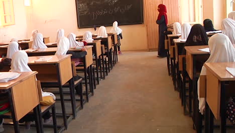 Kandahar-Principal-Dedicates-His-Life-To-Educación-For-Boys-And-Girls-1
