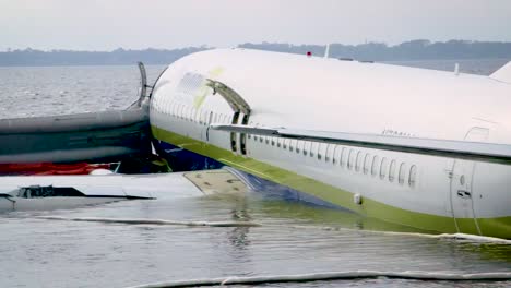 Ein-Flugzeug,-Das-Die-Startbahn-Des-Internationalen-Flughafens-Miami-überrollt-Hat,-Sitzt-Im-Seichten-Wasser-Mit-Geöffneten-Nottüren-Am-6.-Mai-2019