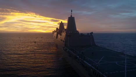 Luftaufnahmen-Von-Drohnen,-Die-Ein-Großes-Militärboot-Und-Ein-Test-Re-Entry-Raumschiff-Bei-Sonnenuntergang-Auf-See-2019-Zeigen
