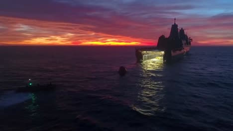 Luftaufnahmen-Von-Drohnen-Eines-Großen-Militärboots-Mit-Geöffneter-Luke-Kurz-Vor-Dem-Empfang-Eines-Test-Re-Eintritts-Sonnenuntergangs-2019