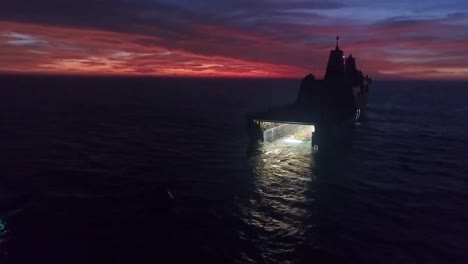 Luftaufnahmen-Von-Drohnen-Eines-Großen-Militärboots,-Das-Ein-Test-Raumschiff-In-Seine-Luke-Lädt-Sonnenuntergang-2019
