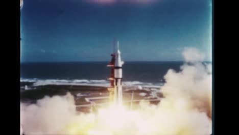 Apollo-7-Rakete-Startet-Von-Ihrer-Startrampe-Und-Wirft-Ihre-Raketen-Ab,-Während-Sie-Aus-Der-Atmosphäre-Schoss-1968