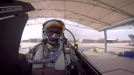 Una-Vista-De-La-Cabina-De-Un-Piloto-De-Combate-F16-Que-Agota-2019