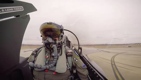 Vista-De-La-Cabina-De-Un-Piloto-De-Combate-F16-Despegando-Y-Realizando-Algunas-Maniobras-En-El-Cielo-2019