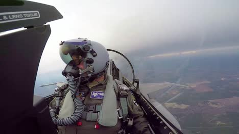 Vista-De-La-Cabina-De-Un-Piloto-De-Combate-F16-Mientras-Realiza-Giros-Bruscos-En-El-Cielo-2019