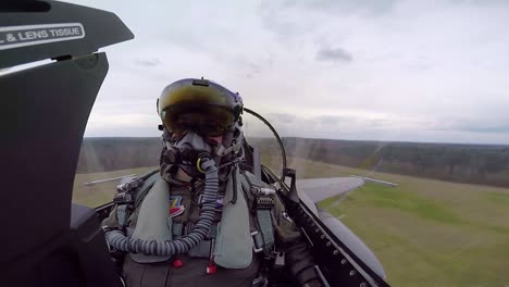 Vista-De-La-Cabina-De-Un-Piloto-De-Combate-F16-Mientras-Aterriza-En-Una-Pista-2019