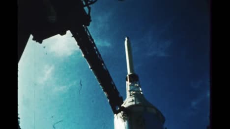 Die-Apollo-7-Rakete-Steht-Auf-Der-Startrampe,-Wenn-Ihre-Triebwerke-1968-Starten