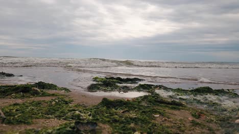 Stacheldraht,-Der-Am-Utah-Beach-übrig-Geblieben-Ist,-Wenn-Die-Flut-Am-75.-Gedenktag-Des-Dday-2019-Ein--Und-Ausgeht