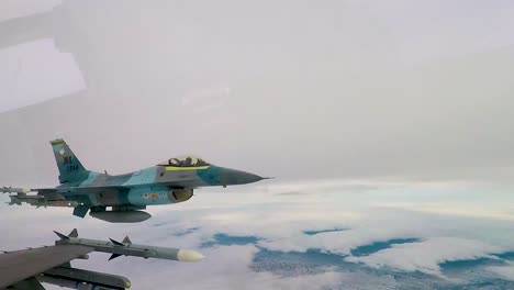 Un-Jet-Lanza-Bengalas-En-Pleno-Vuelo-Durante-El-Ejercicio-Bandera-Roja-191-En-La-Base-De-La-Fuerza-Aérea-Nellis-2019