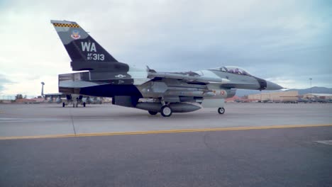 Ein-Modernes-Militärisches-Jet-Taxis-Auf-Dem-Luftwaffenstützpunkt-Nellis-Vor-Der-Roten-Flagge-191-Übungen-2019