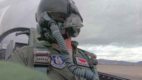 Cockpit-Ansicht-Eines-Kampfpiloten,-Wie-Er-Auf-Der-Nellis-Air-Force-Base-Vor-Den-Übungen-Der-Roten-Flagge-191-2019-Rollt