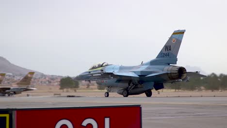 Ein-Blaues-Militär-Jet-Taxis-Auf-Dem-Luftwaffenstützpunkt-Nellis-Vor-Der-Roten-Flagge-191-Übungen-2019