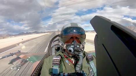 Cockpit-Ansicht-Eines-Kampfpiloten,-Wie-Er-Während-Der-Roten-Flagge-191-Übungen-2019-Vom-Luftwaffenstützpunkt-Nellis-Abhebt