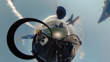 360-Grad-Aufnahmen-Des-US-Marine-Flugdemonstrationsgeschwaders,-Der-Blauen-Engel,-Die-In-Formation-Fliegen,-Während-Kondensstreifen-Hinter-Dem-2.