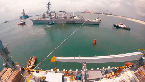 Timelapse-Del-Uss-John-S-Mccain-Siendo-Cargado-En-Un-Transporte-De-Carga-Pesada-Frente-A-La-Costa-De-Singapur-2017