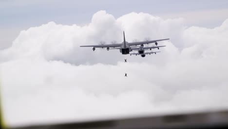 Paratroopers-Jump-Out-Of-A-Wwii-Era-Vista-Aérea-Transport-Over-Carentan-France-For-the-75th-Anniversary-Of-Dday-2019