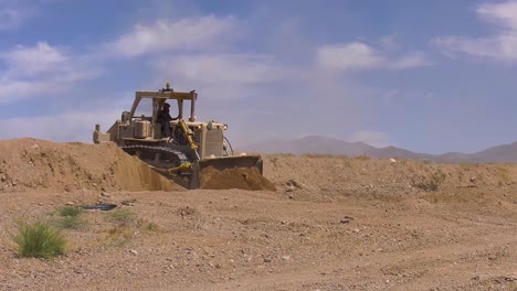 Ein-Bulldozer-Erstellt-Einen-Weg-Auf-Einem-Schlachtfeld-Für-Panzer-Während-Des-Trainings-2019