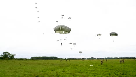 Dutzende-Von-Fallschirmjägern-Kommen-Auf-Einem-Feld-In-Der-Nähe-Von-Saintemereeglise,-Frankreich,-Zum-75.-Gedenken-An-Den-9.-Juni-2019