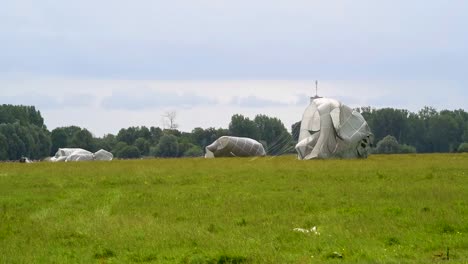 Ein-Fallschirmjäger-Landet-Auf-Einem-Feld-In-Der-Nähe-Von-Saintemereeglise,-Frankreich-Und-Entfernt-Seinen-Fallschirm-75.-Gedenktag-Am-9.-Juni-2019