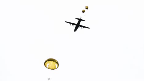 Blick-Vom-Boden-Aus,-Als-Fallschirmjäger-Aus-Einem-Flugzeug-Aus-Der-Zeit-Des-Zweiten-Weltkriegs-In-Der-Nähe-Von-Saintemereeglise,-Frankreich,-Zum-75.-Gedenktag-Am-9.-Juni-2019-Springen