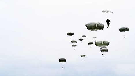Fallschirmjäger,-Wie-Sie-Nach-Unten-Schweben-Und-Auf-Einem-Feld-In-Der-Nähe-Von-Saintemereeglise-Frankreich-Für-Die-75.-Gedenkfeier-Des-Dday-2019-Landen