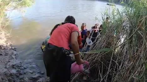 Los-Contrabandistas-Usan-Una-Balsa-Inflable-Para-Que-Las-Familias-Crucen-La-Frontera-Mexicana-Hacia-El-2019