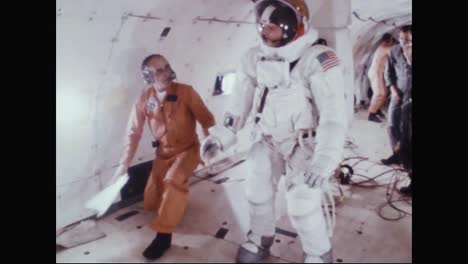 Astronaut-Neil-Armstrong-übt-Das-Gehen-Und-Fallen-In-Seinem-Raumanzug-Während-Des-Trainings-In-Einer-Schwerelosigkeitssimulation-1969