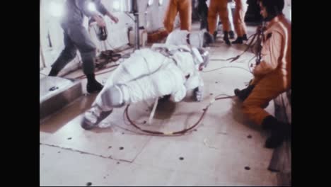 Astronauts-Neil-Armstrong-Buzz-Aldrin-And-Fred-Haise-Practice-Getting-Up-After-Falling-In-their-Espacio-Suits-1969