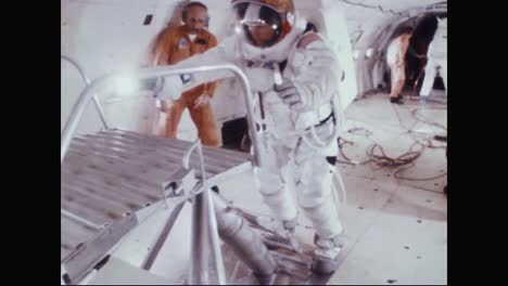 Los-Astronautas-Neil-Armstrong-Y-Buzz-Aldrin-Practican-Subir-Una-Escalera-Con-Sus-Trajes-Espaciales-1969