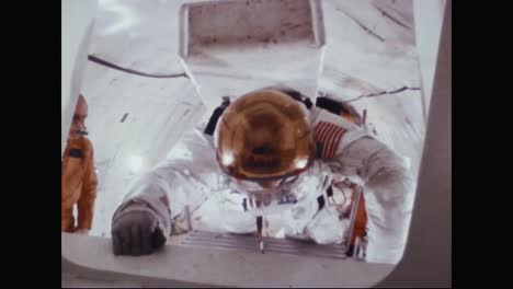 Los-Astronautas-Neil-Armstrong-Y-Buzz-Aldrin-Practican-Subir-Una-Escalera-Y-Volver-A-Entrar-En-La-Nave-Espacial-Con-Sus-Trajes-Espaciales-1969