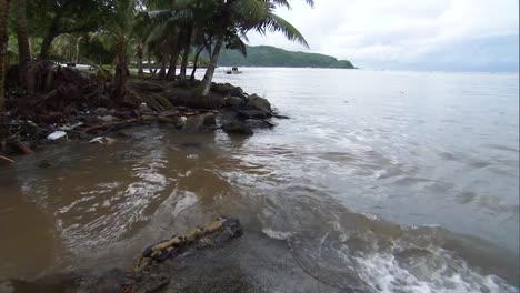 Trümmer-Am-Strand-Von-Amerikanisch-Samoa-Nach-Dem-Tsunami-2009