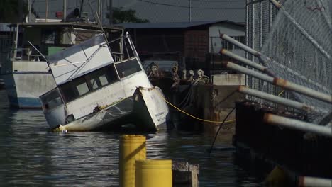 Ein-Hafen-Und-Eine-Stadt-In-Amerikanisch-Samoa,-Die-Nach-Einem-Tsunami-Von-2009-In-Trümmern-Liegen