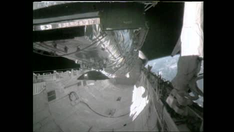 Astronauten-Beobachten-Das-Hubble-Weltraumteleskop,-Während-Es-Die-Erde-Umkreist