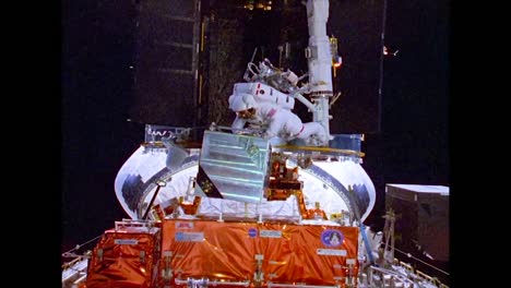 Astronauten-Führen-Eine-Evakuierung-Mit-Dem-Hubble-Weltraumteleskop-Durch-1