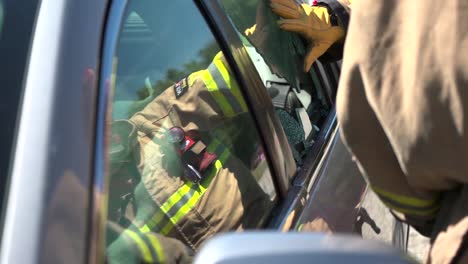 Feuerwehrleute-Zeigen,-Wie-Man-Im-Brandfall-In-Ein-Auto-Einbricht