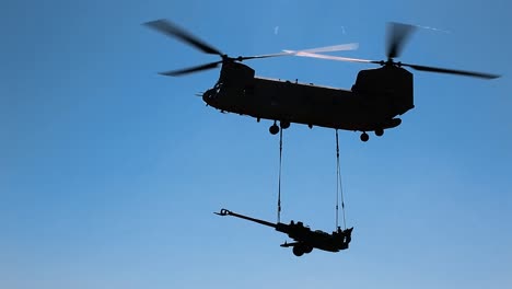 Ein-Us-armeehubschrauber-Setzt-Ein-Feldartilleriegerät-Ab