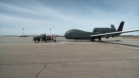 Ein-Usaf-Northrop-Grumman-Rq4-Global-Hawk-Wird-Auf-Einem-Luftwaffenstützpunkt-über-Eine-Start--Und-Landebahn-Geschleppt