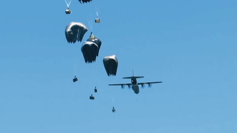 Los-Suministros-Son-Lanzados-En-Paracaídas-Desde-Un-Avión-De-La-USAF.